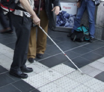 Leitsystem im Hauptbahnhof Frankfurt. Leitstreifen entlang des Querbahnsteigs in doppelter Breite, Abzweigefeld in Richtung der abzweigenden Leitlinie verrückt. Die Rippen und Noppen entsprechen nicht mehr der aktuellen DIN 32984.