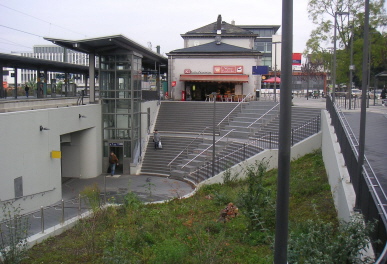 Treppe, Rampe und Aufzug bieten Alternativen