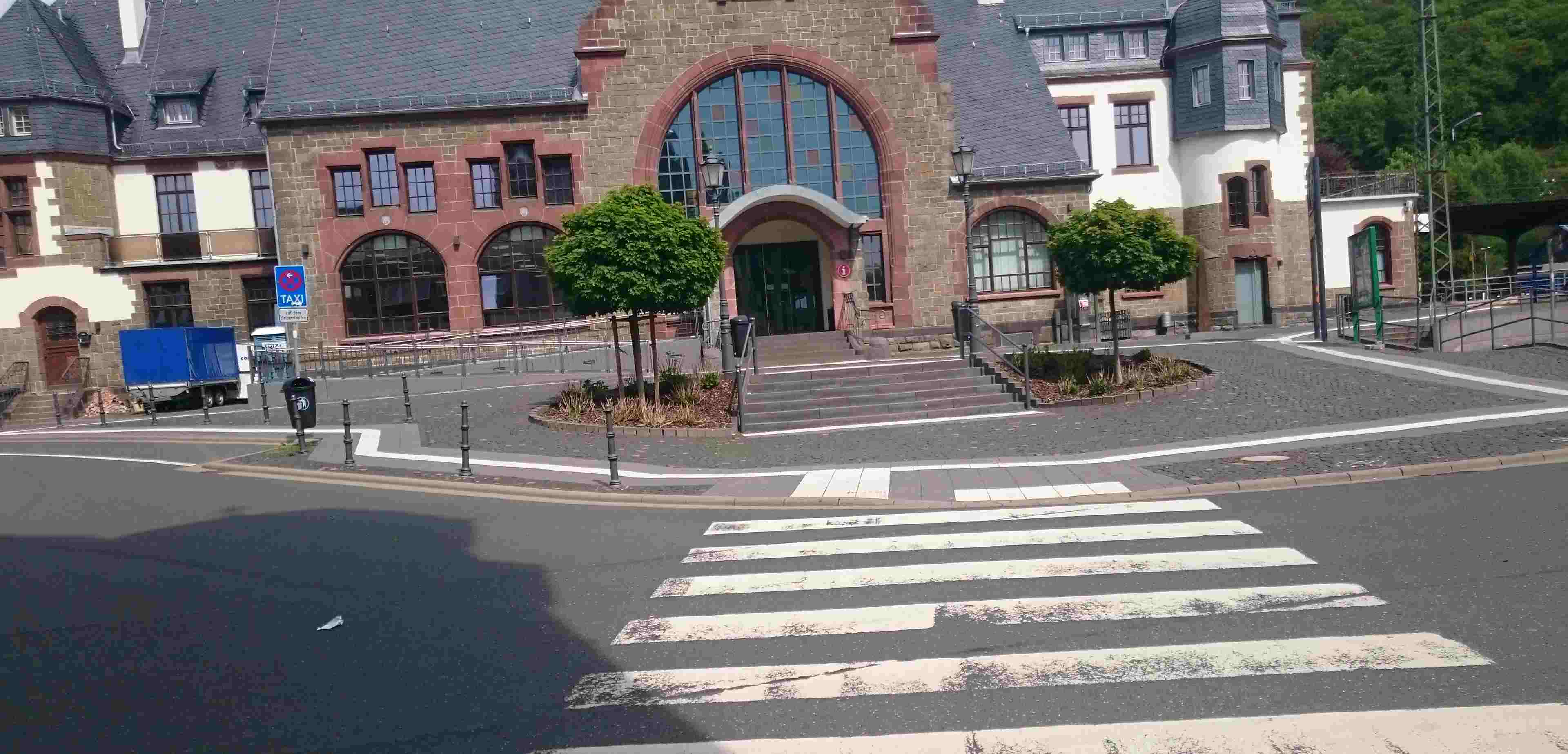 Bahnhof Herborn. Viele Wege verbinden Bahnhof, Stadt und Busbahnhof rechts.