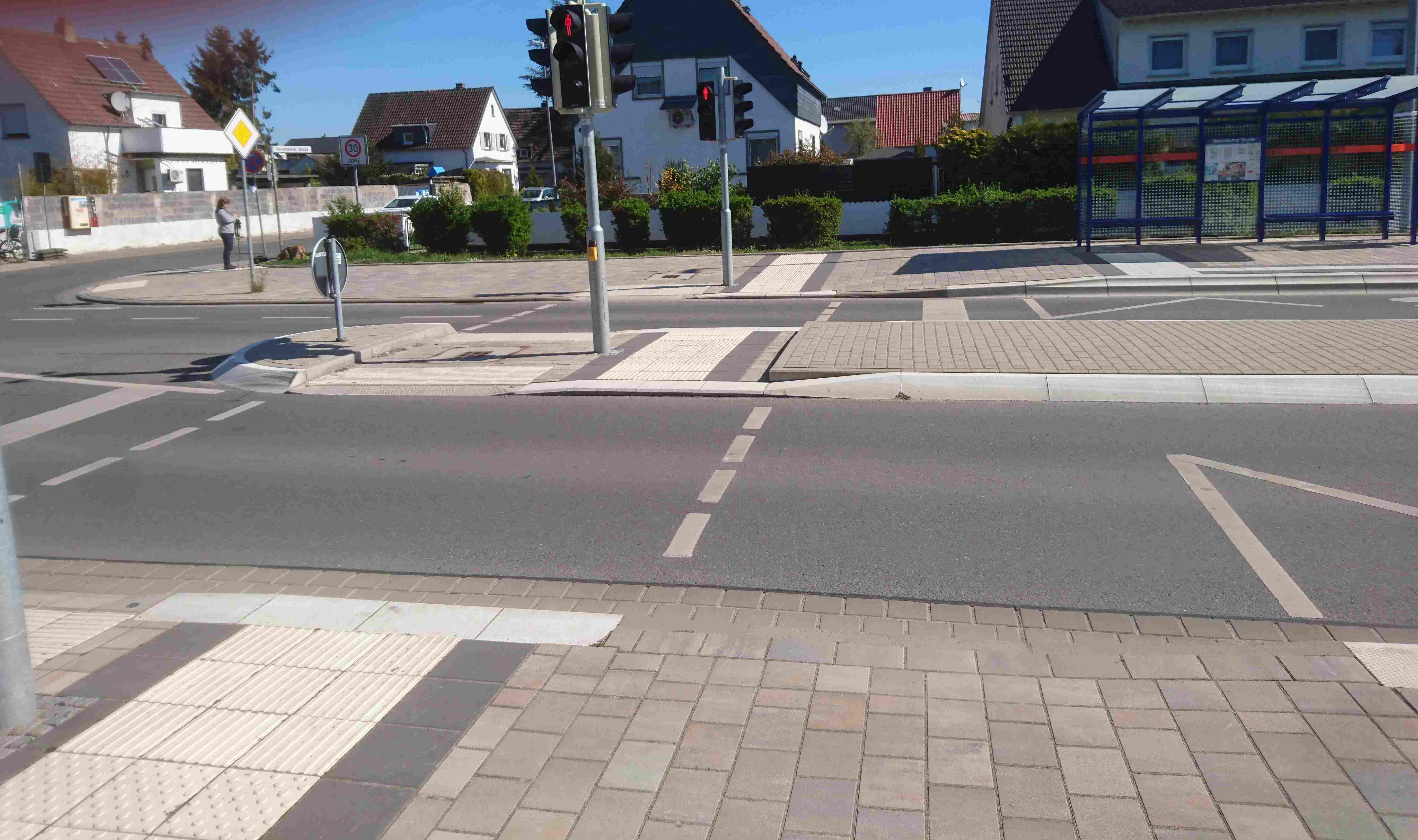 Verziehung des Bordes von 18 cm Höhe an der Haltestelle auf 0 und 6 cm für die Querung.