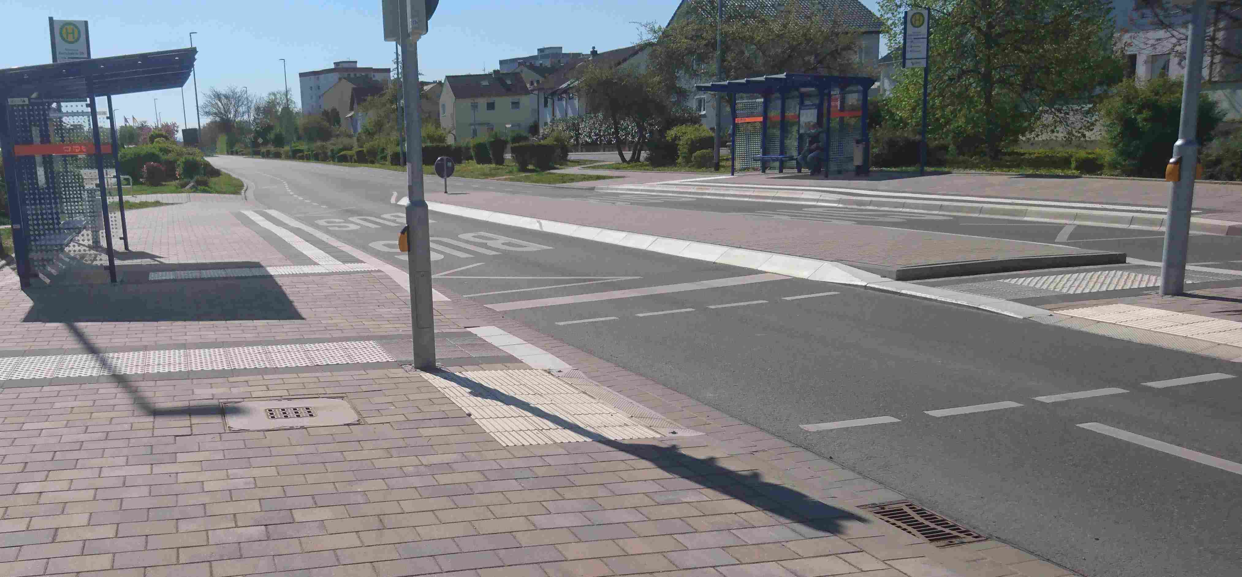 Haltestelle und Querungsstelle bilden eine Einheit. Der Bus muss in beide Richtungen erreichbar sein.