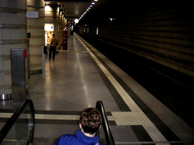 Leitsystem in der U-Bahn Leipzig. Auch die Info-Säule ist einbezogen.