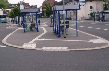 Bei Busbahnhöfen sind viele Einstiegsstellen und eine Fahrbahnquerung zu verbinden