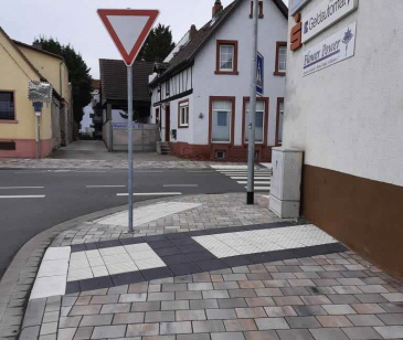 Ein verkürzter Auffindestreifen zeigt die Lage der ungesicherten Überquerungsstelle an (Biebesheim)