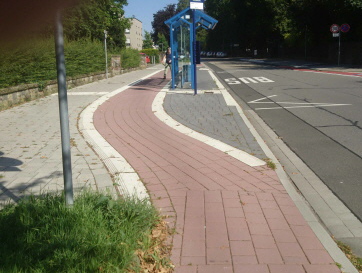 Radweg hinter Haltestelle in Bensheim. Der Auffindestreifen wird am Radweg unterbrochen.