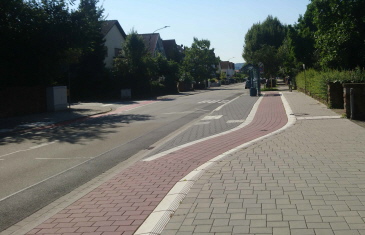 Zu einer barrierefreien Haltestelle gehört immer auch eine Querungsstelle. Der Radweg führt in Bensheim um die Haltestelle herum, der Auffindestreifen zur hier ungesicherten Querung wird unterbrochen und hinter dem Radweg fortgeführt.