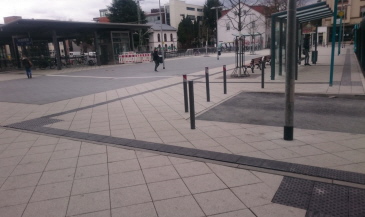 Leitsystem über Platz mit Busbahnhof in Frankfurt.