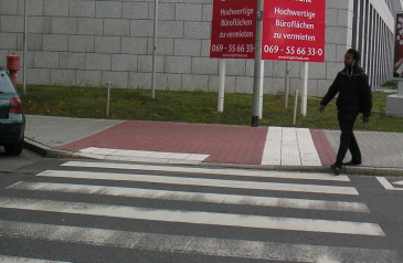 Querungsstelle mit differenzierter Bordhöhe (0 und 6 cm) in Eschborn. Der gesamte Bereich wurde als Kontrastfläche dunkel angelegt.