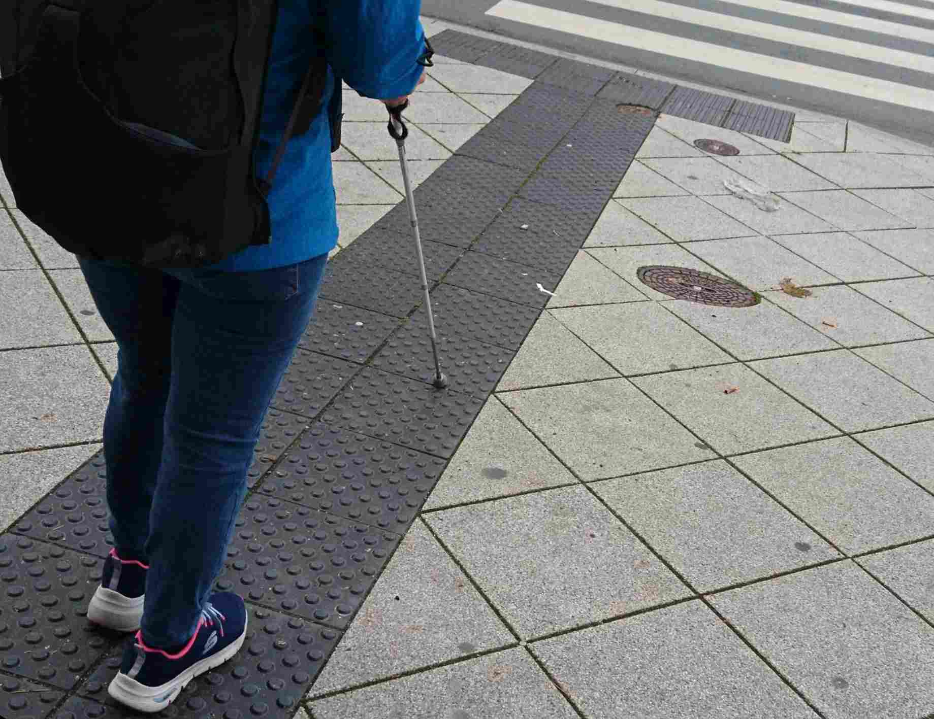 Auffindestreifen mit Noppen für Querungsstelle, davor Rippen als Richtungsfeld